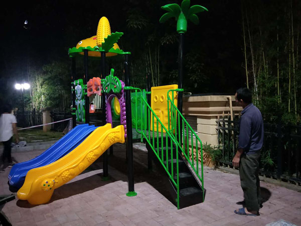 滑滑梯厂家成冠体育